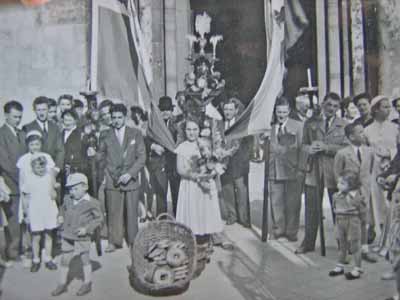 Bannières et drapeaux honorent Saint-Fiacre.... Puisses-tu, oh saint patron, à la Baratte, encore longtemps nous garder !  extrait poème Brigitte Compain